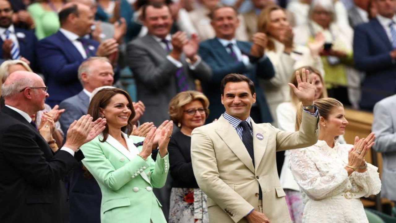 Juara Wimbledon delapan kali Roger Federer berdiri di samping Princess of Wales Kate Middleton dalam acara penghormatan kariernya di Centre Court, All England Lawn Tennis and Croquet Club, London, Inggris, Selasa (4/7/2023). (ANTARA/REUTERS/Toby Melville)