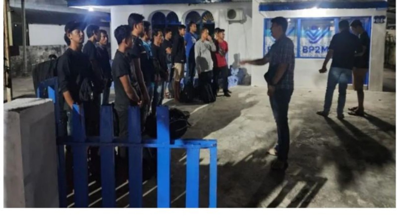 Para calon pekerja migran ilegal yang gagal diberangkatkan ke Malaysia diamankan di Mapolres Rohil. (ANTARA/HO-Polres Rokan Hilir)