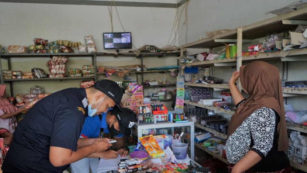 Dokumen pemantauan peredaran rokok oleh Bea Cukai Madura (ANTARA/HO-Bea Cukai Madura)