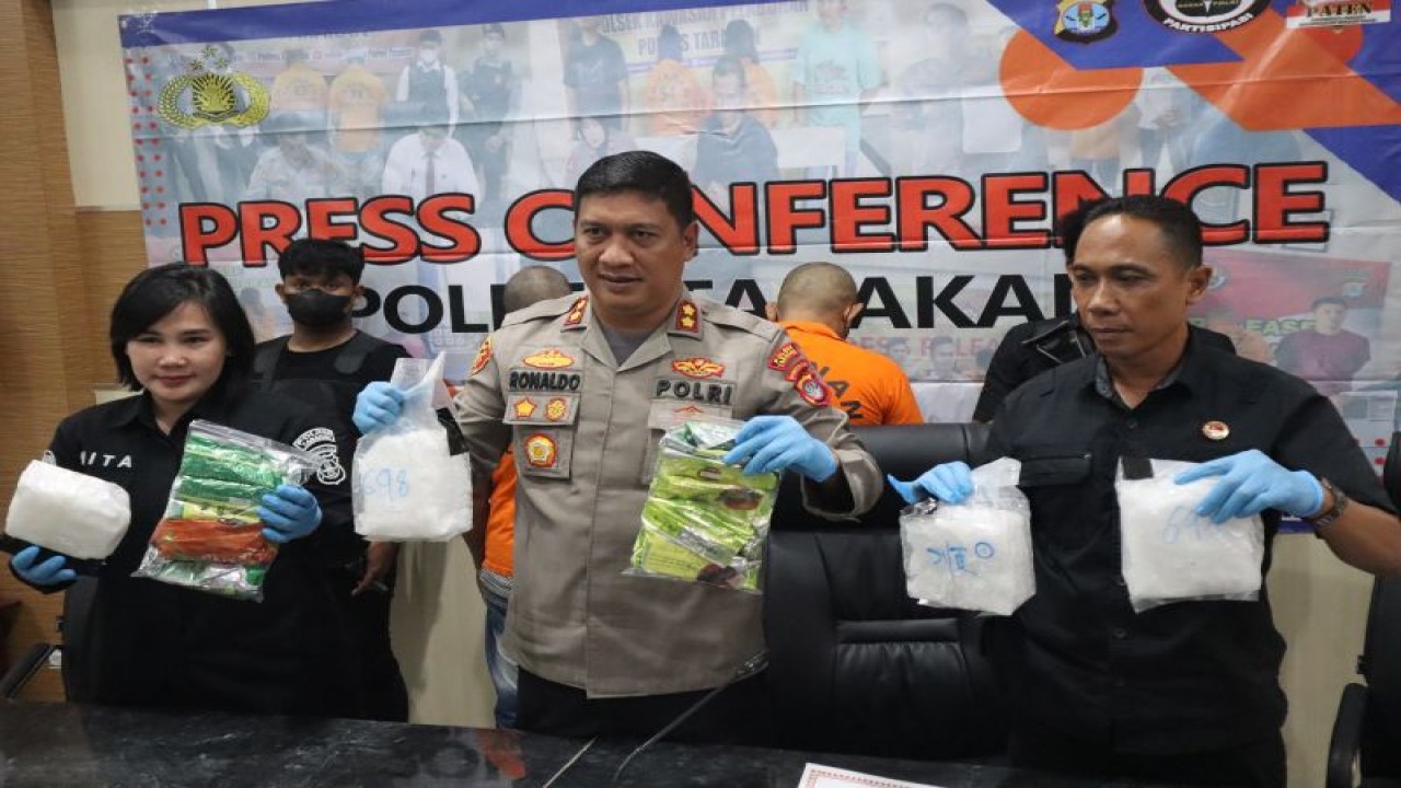 Kapolres Tarakan, AKBP Ronaldo Maradona T.P.P Siregar (tengah) dengan barang bukti sabu sebanyak 10 kilogram dan berhasil mengamankan dua tersangka di Tarakan dan Bulungan. ANTARA/HO-Humas Polres Tarakan.