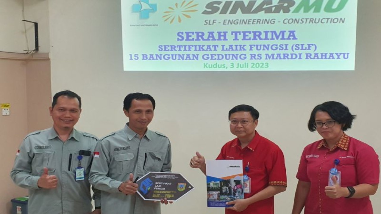 Direktur Utama RS Mardi Rahayu Pujianto bersama Direktur Teknik Konsultan PT Sinarmu Aris Kuswanto menunjukkan sertifikat laik fungsi (SLF) di aula RS Mardi Rahayu Kudus, Jawa Tengah, Senin (3/7/2023). ANTARA/HO-RS Mardi Rahayu