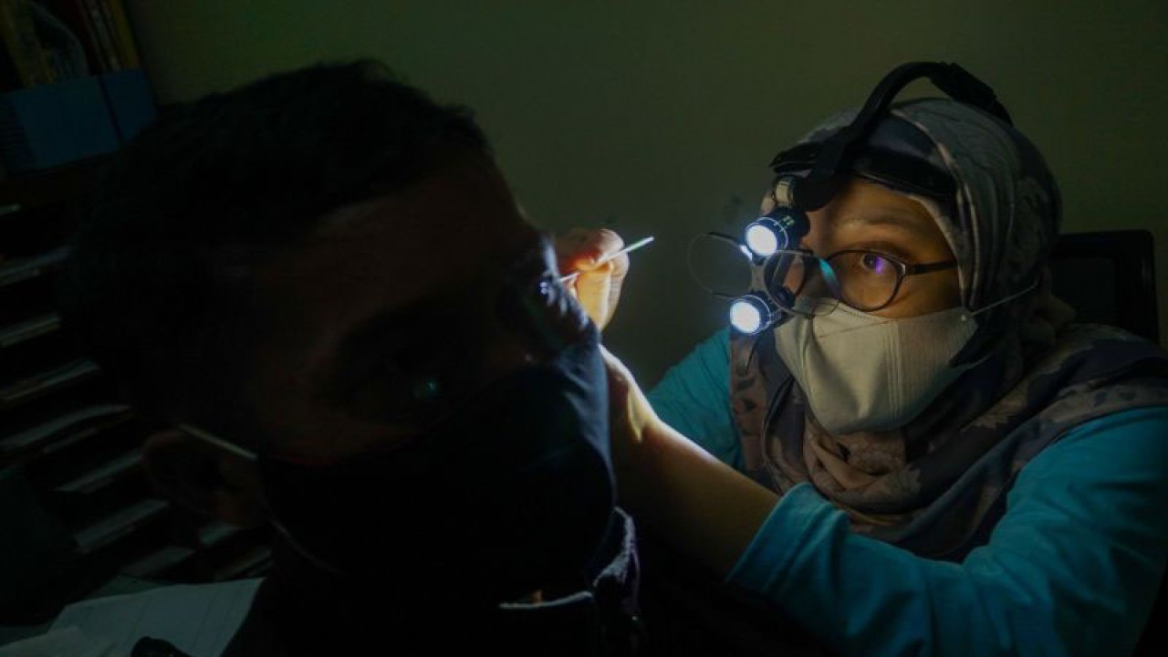 Arsip Foto - Dokter memeriksa telinga pasien di RSUD Kalisari, Kabupaten Batang, Provinsi Jawa Tengah, Kamis (2/3/2023). (ANTARA FOTO/Harviyan Perdana Putra/tom)