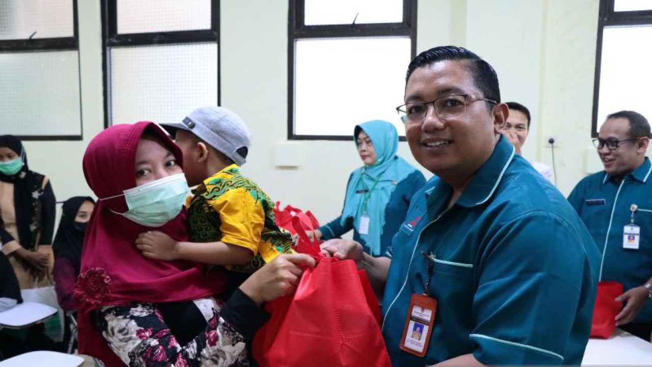 Pelaksana Tugas Direktur RSUD dr. Loekmono Hadi Kudus dr. Mustiko Wibowo menyerahkan paket nutrisi untuk pasien stunting di RSUD Kudus, Senin (24/7/2023). (ANTARA/HO RSUD Kudus)
