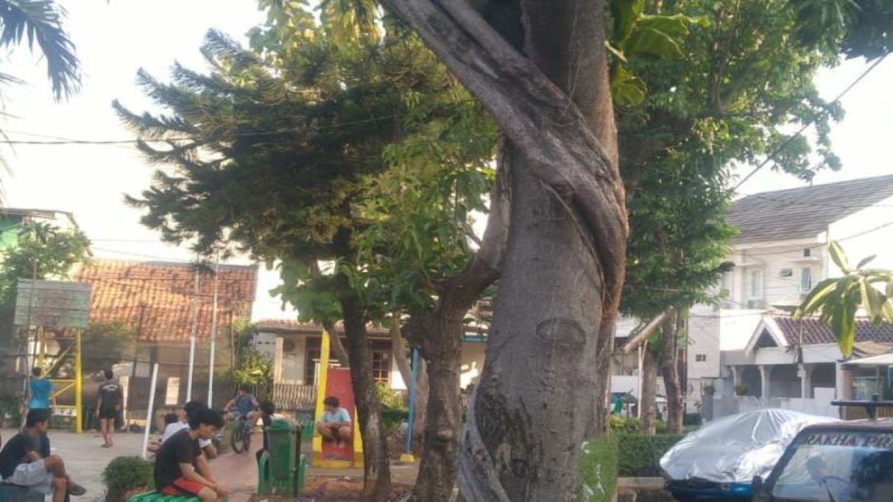 Warga sedang berolahraga di Ruang Terbuka Hijau (RTH) di Jalan Anggrek Neli Murni, Taman Blok C, RT 008 RW 01, Kemanggisan, Palmerah, Jakarta Barat, Rabu (12/7/2023). ANTARA/Risky Syukur