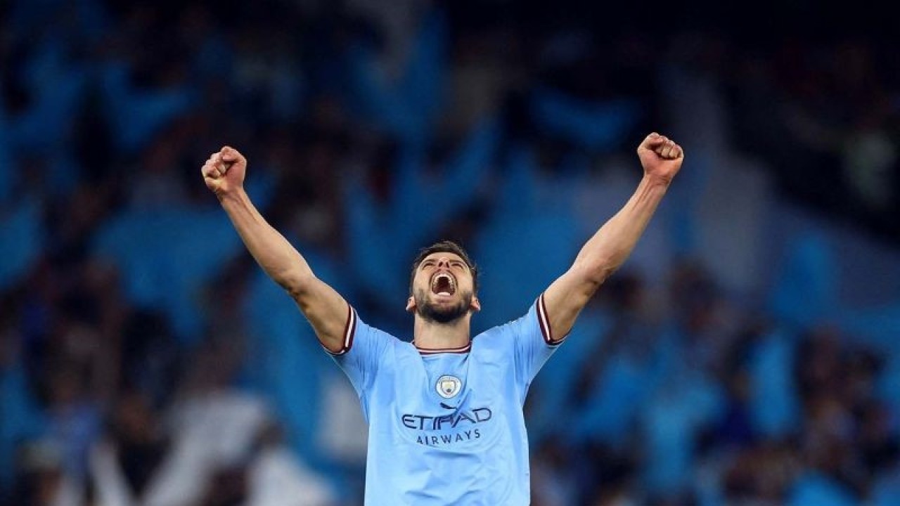 Pemain Manchester City Ruben Dias meluapkan kegembiraannya usai pertandingan semifinal leg kedua Liga Champions melawan Real Madrid di Etihad Stadium, Manchester, Inggris, Rabu (17/5/2023). Manchester City menang dengan skor 4-0 yang membuat unggul 5-1 atas Madrid secara agregat sehingga juara Liga Inggris itu berhak tampil di final melawan Inter Milan. ANTARA FOTO/REUTERS/Carl Recine/aww.