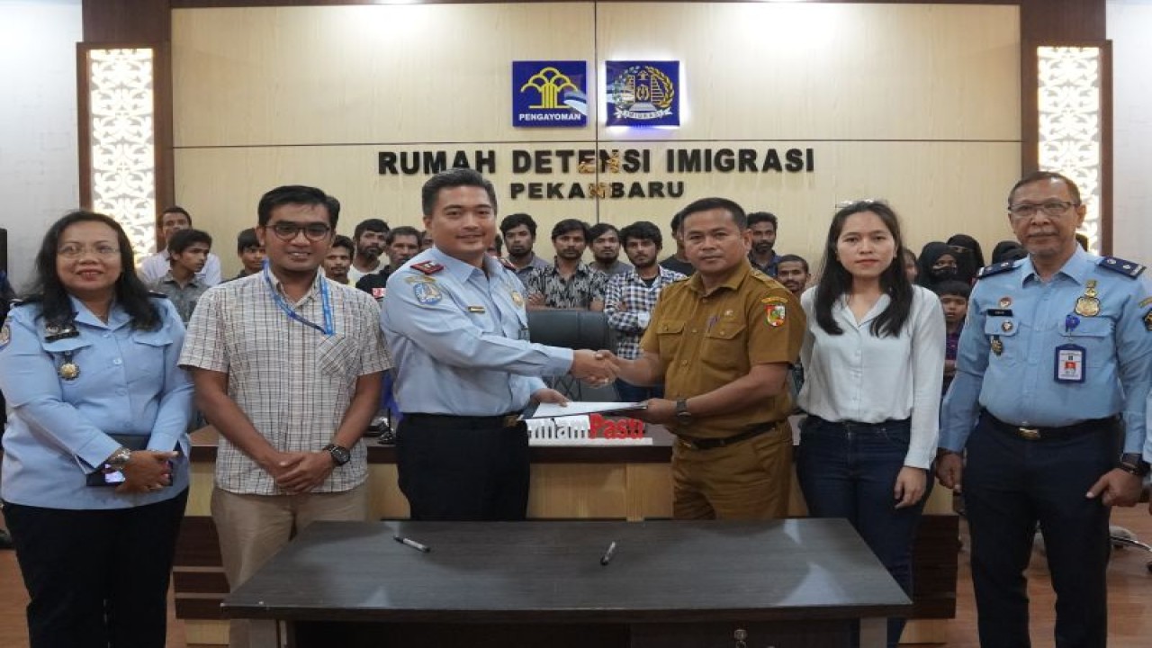 Kepala Rudenim Pekanbaru Panogu Hot Dihatoguan Sitanggang menyerahkan 27 pencari suaka Warga Negara Myanmar Etnis Rohingya kepada Badan Kesatuan Bangsa dan Politik Kota Pekanbaru selaku Ketua Pelaksana Harian Satuan Tugas Penanganan Pengungsi dari Luar Negeri dan akan dipindahkan ke Tempat Penampungan Pengungsi di Wilayah Kota Pekanbaru. Antara/HO-Humas Rudenim.