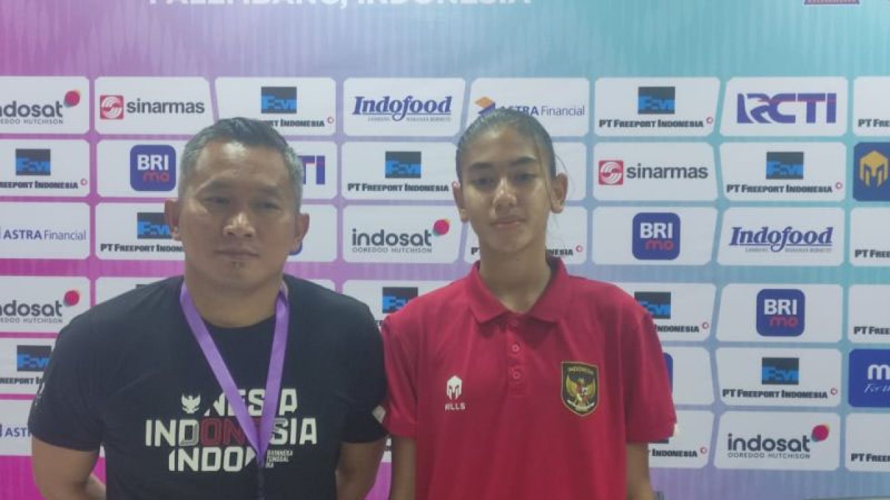 Pelatih Kepala Timnas Putri Indonesia Rudi Eka Priyambada didampingi Claudia Alexandra Scheunemann menyapa wartawan seusai pertandingan kontra Laos pada penyisihan Grup A Piala AFF Putri U-19 2023, di Stadion Gelora Sriwijaya Jakabaring, Palembang, Sumatera Selatan, Jumat (7/7/2023). ANTARA/M Riezko Bima Elko P