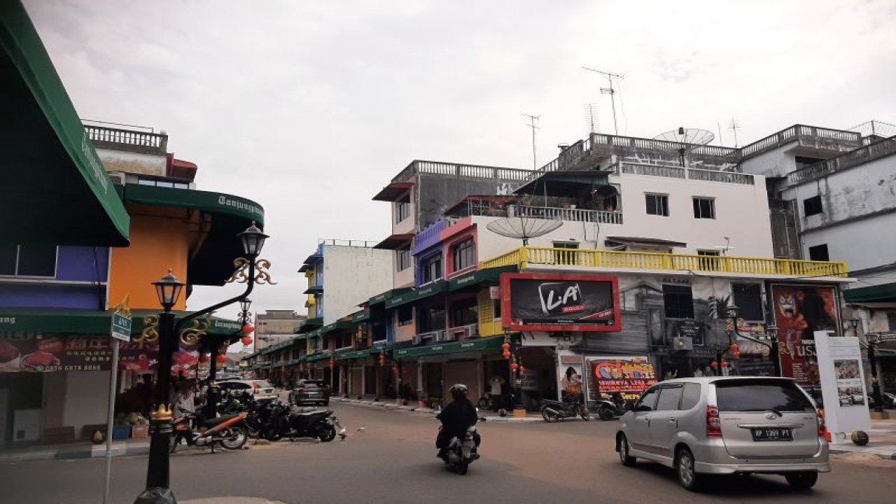 Pemandangan bangunan rumah dan toko (Ruko) di pinggir jalan Kota Tanjungpinang, Provinsi Kepri. (Ogen)