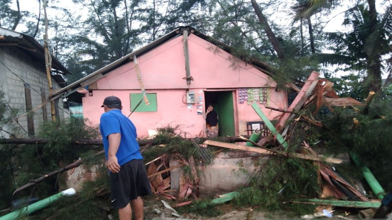 Rumah warga Desa Batu Belubang, Bangka Tengah yang rusak usai diterjang angin kencang, Jumat (14/7) sore. (ANTARA/Ahmadi)