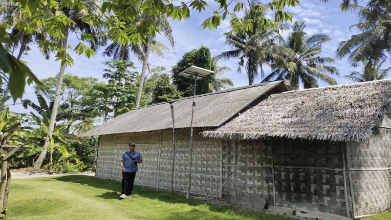 Rumah geribik milik salah satu warga yang belum teraliri listrik dan hanya memanfaatkan panel surya bantuan perusahaan yang ada di Pulau Tegal, Kabupaten Pesawaran. Pesawaran, Jumat (20/7/2023). ANTARA/Ruth Intan Sozometa Kanafi.