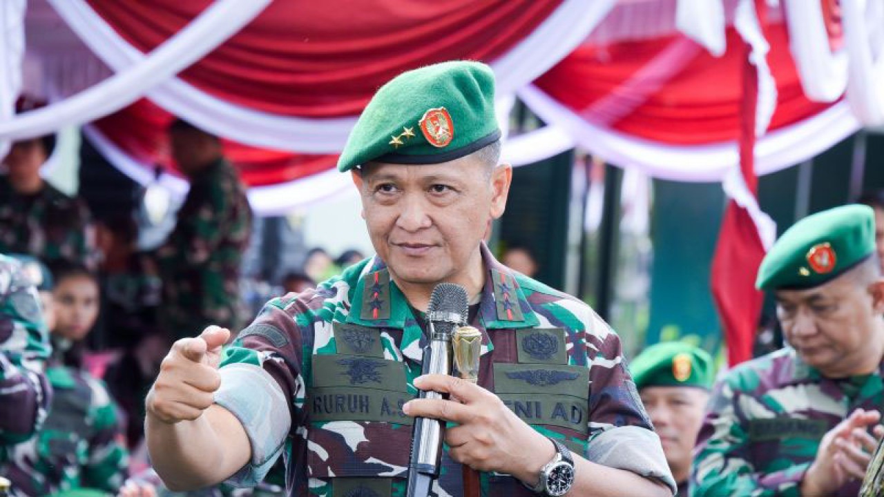 Pangdam XVI Pattimura Mayjen TNI Ruruh A Setyawibawa saat melepas Satgas Pamputer (ANTARA/HO-Pers pendam)