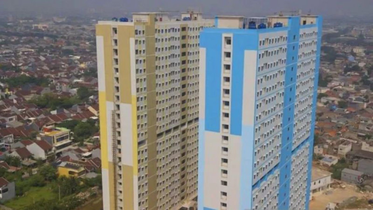 Foto udara pembangunan Rumah Susun Sederhana Sewa (Rusunawa) Pulojahe di Jakarta Timur, Kamis (25/8/2022). ANTARA FOTO/Fakhri Hermansyah/wsj/aa.