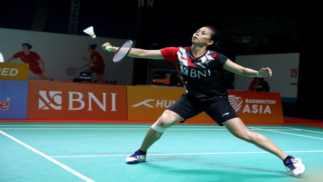 Tunggal putri Ruzana dikalahkan Rakshitha Sree Santhosh Ramraj dengan skor 18-21, 21-10, 21-23 dalam pertandingan partai ketiga babak perempat final Kejuaraan Badminton Junior Asia (BAJC) 2023 di Yogyakarta, Senin. (ANTARA/HO-PP PBSI)