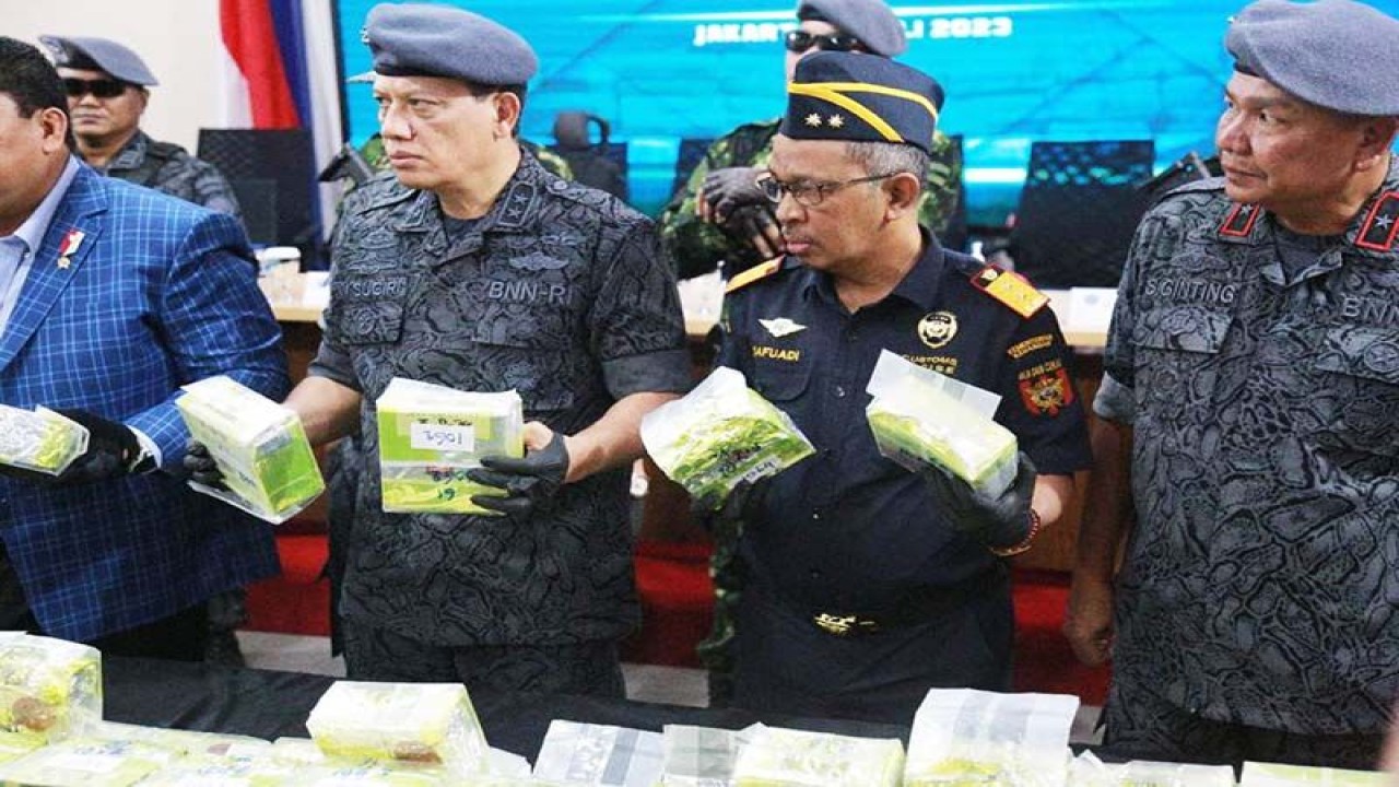 Kepala Kantor Wilayah DJBC Aceh Safuadi (kanan) memperlihatkan barang bukti sabu-sabu di Jakarta. ANTARA/HO-Humas Kanwil DJBC Aceh