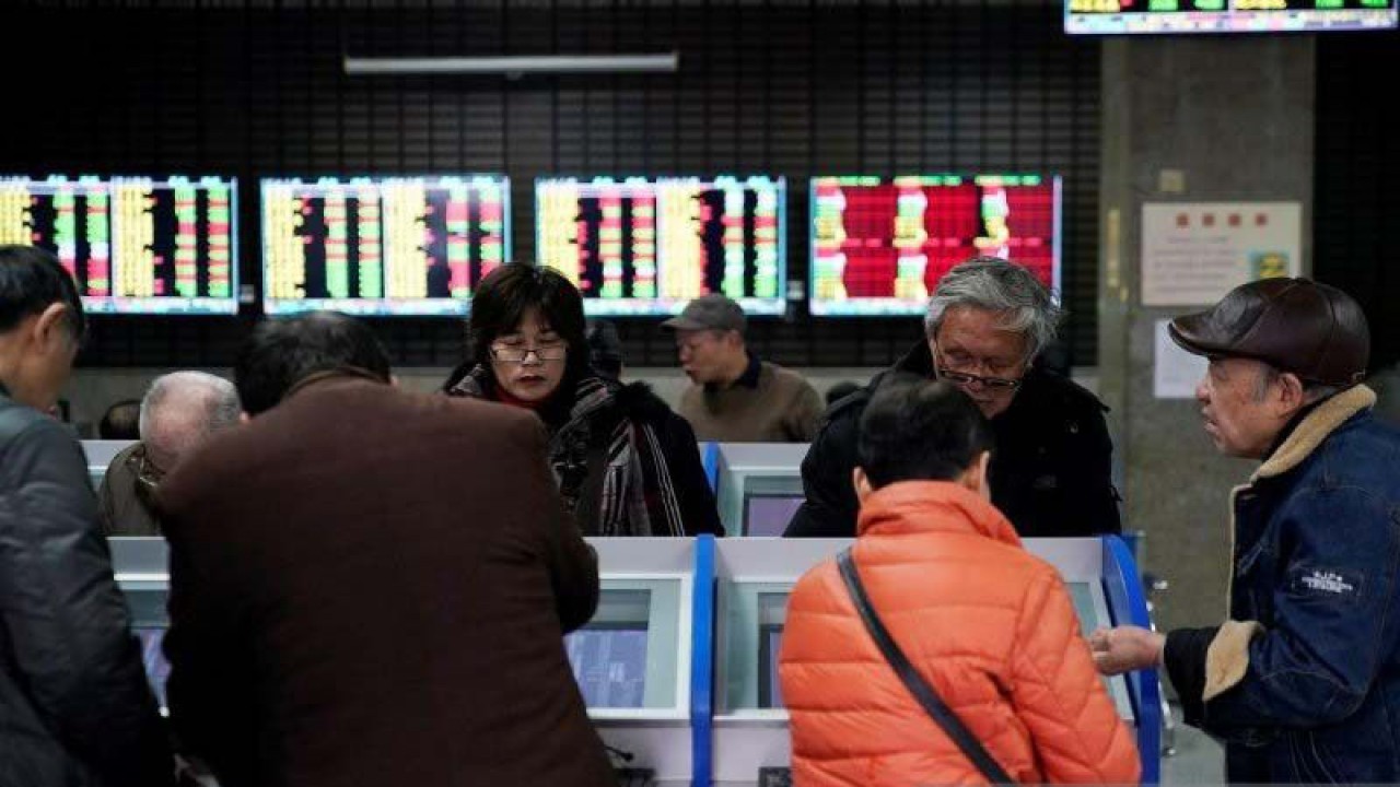 Ilustrasi - Investor melihat layar komputer yang menampilkan informasi saham di sebuah rumah pialang di Shanghai, China. ANTARA/REUTERS/Aly Song/aa.