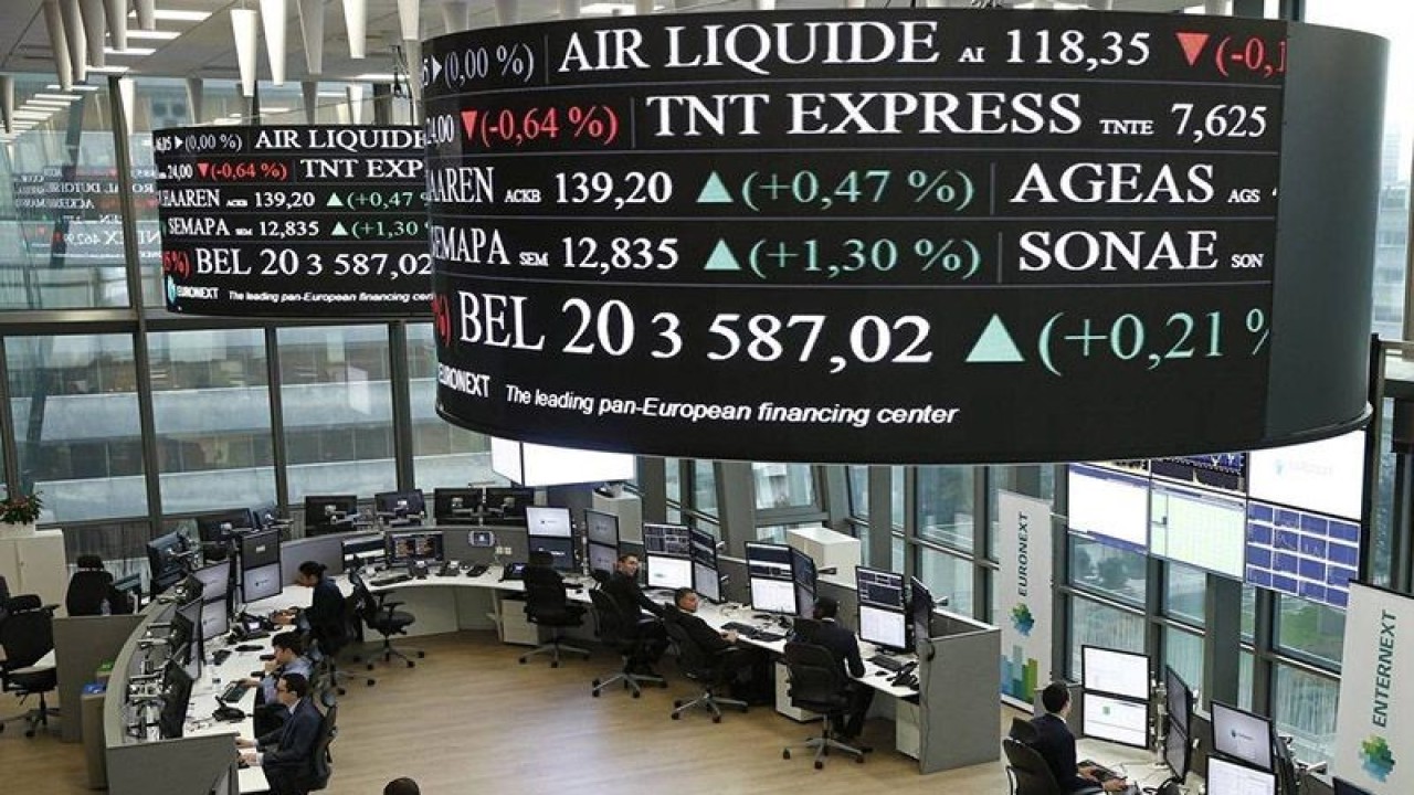 Operator pasar saham Euronext bekerja di pusat ruang pengawasan layanan pasar di markas baru Euronext di distrik bisnis dan keuangan La Defense di Courbevoie dekat Paris, Prancis, Jumat (30/10/2015). ANTARA/REUTERS/Benoit Tessier/am.