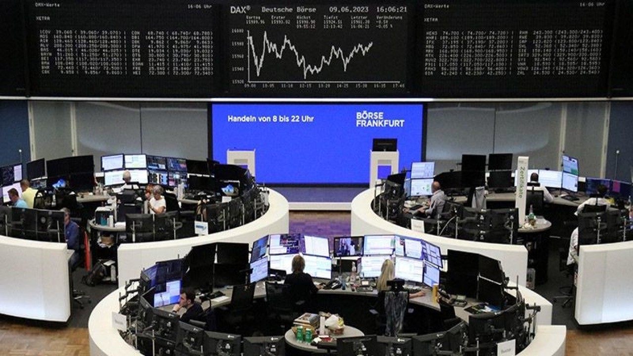 Grafik indeks harga saham DAX Jerman digambarkan di bursa saham di Frankfurt, Jerman (9/6/2023). ANTARA/REUTERS/Staff/aa. (REUTERS/STAFF)