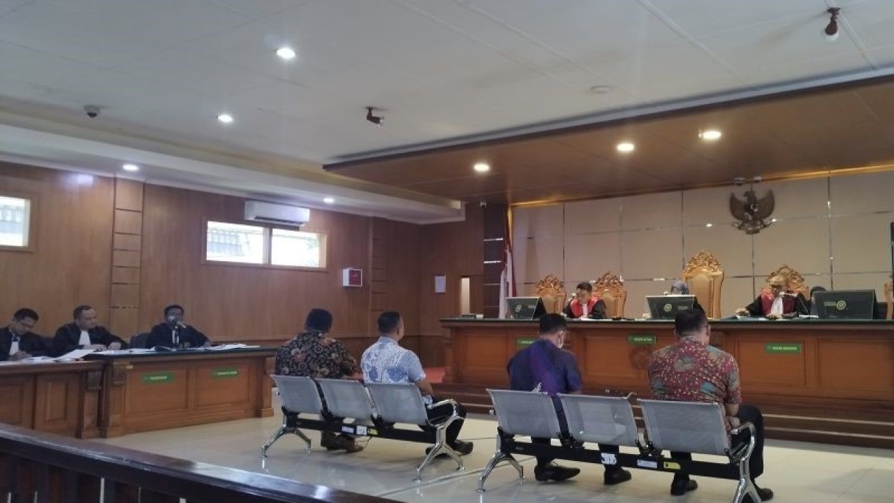 Sejumlah saksi dihadirkan dalam sidang pengadaan CCTV dan ISP Kota Bandung yang menjerat terdakwa Wali Kota nonaktif Bandung Yana Mulyana di PN Tipikor Bandung, Jawa Barat, Senin (10/7/2023). (ANTARA/Bagus Ahmad Rizaldi)