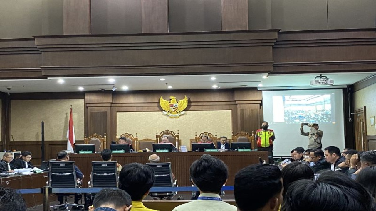 Sidang lanjutan dugaan tindak pidana korupsi Base Transceiver Station (BTS) 4G dan Infrastruktur pendukung BAKTI paket 1, 2, 3, 4, dan 5 tahun 2020-2022 dengan agenda pemeriksaan saksi di Pengadilan Tindak Pidana Korupsi (Tipikor) pada Pengadilan Negeri Jakarta Pusat, Selasa (25/7/2023). (ANTARA/Fath Putra Mulya)