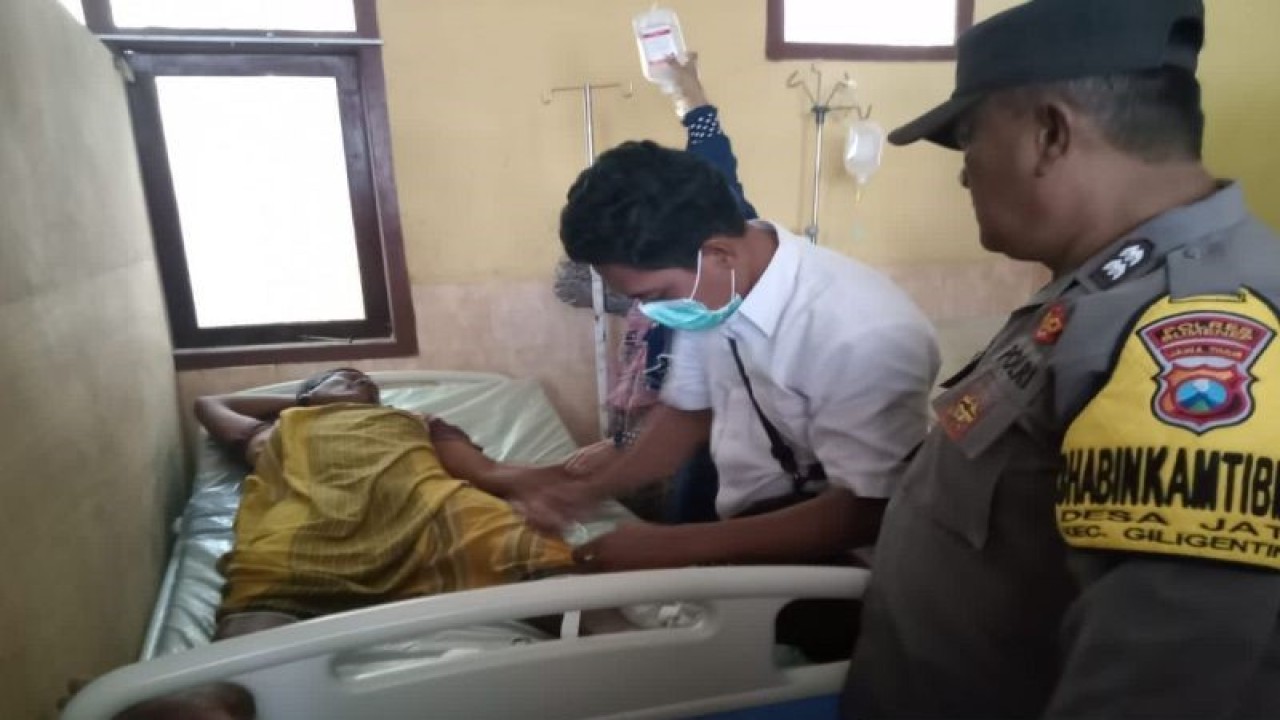Salah satu korban kapal tenggelam mendapat perawatan medis di Sumenep, Jawa Timur. (ANTARA/HO-Polres Sumenep)