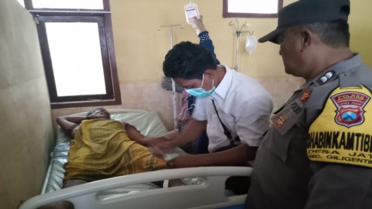 Salah seorang korban kapal tenggelam yang selamat menjalani perawatan di Sumenep, Jawa Timur. (ANTARA/HO-Polres Sumenep)
