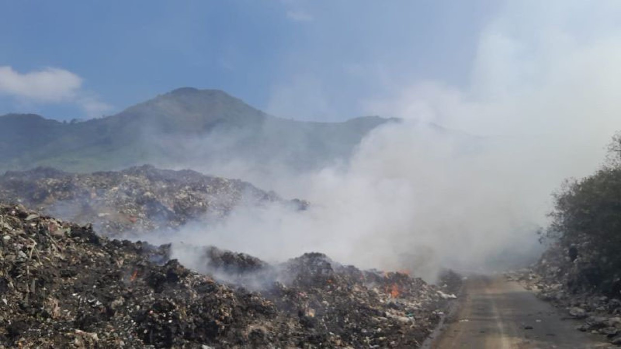 Arsip foto - Asap akibat kebakaran sampah meliputi Tempat Pembuangan Akhir Sampah Pasir Bajing di Kecamatan Banyuresmi, Kabupaten Garut, Provinsi Jawa Barat. (ANTARA/Feri Purnama)