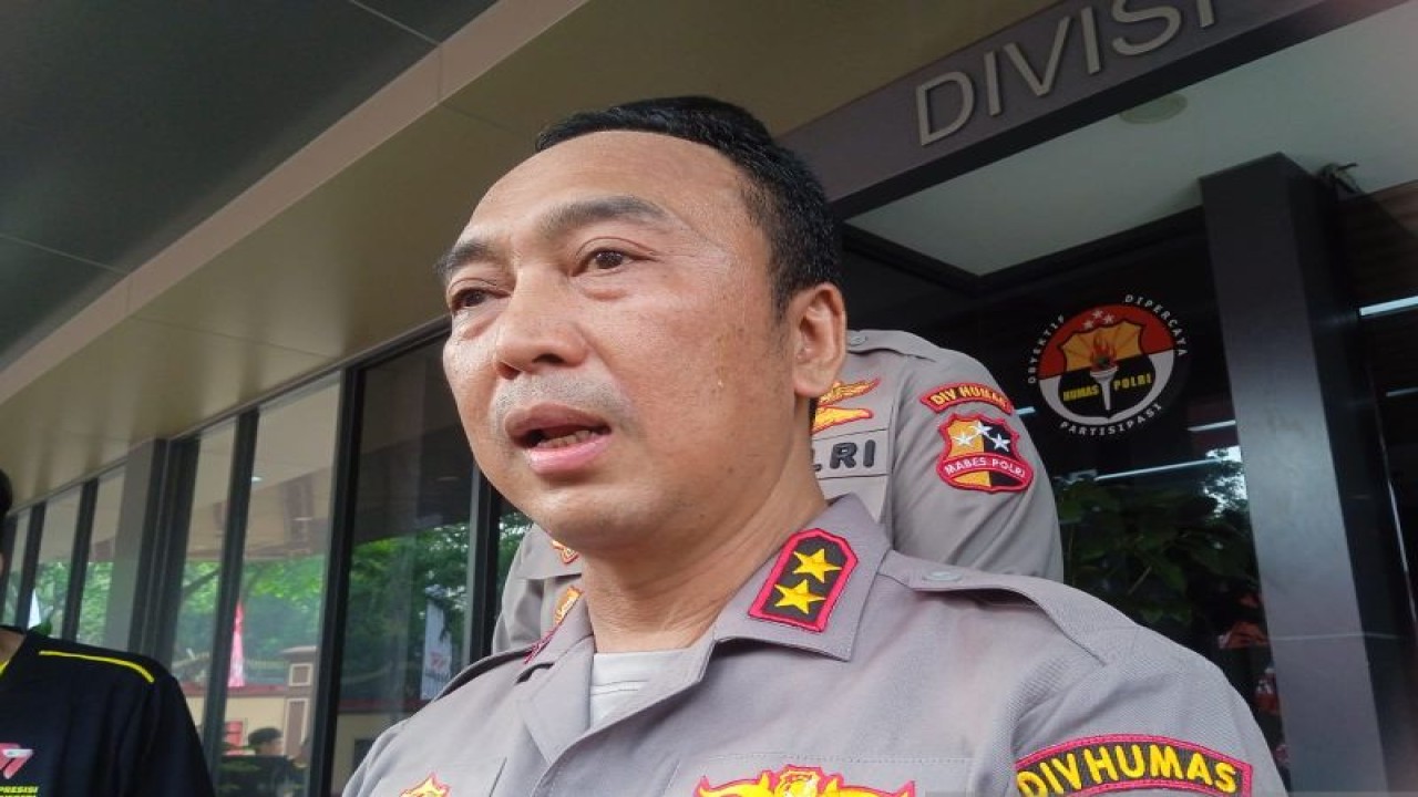 Kepala Divisi Humas Polri Irjen Pol. Sandi Nugroho memberikan keterangan kepada wartawan di sela-sela kegiatan pembukaan Bhayangkara Presisi Seven Soccer Cup di Mabes Polri, Jakarta, Jumat (7/7/2023). (ANTARA/Laily Rahmawaty)