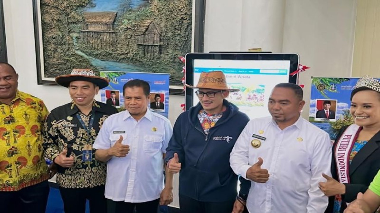 Menparekraf mengikuti foto bersama setelah peluncuran TIC Bandara Sentani, Rabu (5/7) (ANTARA/HO-Humas Bandara Sentani)