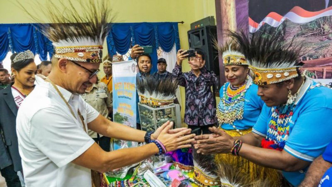 Menparekraf Sandiaga Salahuddin Uno dalam Bimtek Beti Dewi di Jayapura, Papua, Rabu (5/7/2023). ANTARA/HO-Kemenparekraf.