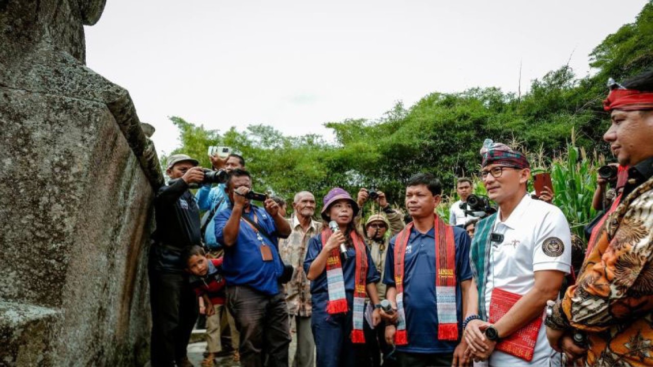 Menparekraf Sandiaga Uno (kedua kanan) mengunjungi Huta Simarmata yaitu situs budaya yang berumur ratusan tahun saat mengunjungi ke Desa Wisata Hariara Pohan yang masuk ke dalam 75 besar desa wisata ajang Anugerah Desa Wisata Indonesia (ADWI) 2023, Kabupaten Samosir, Kamis (20/7/2023). ANTARA/HO-Kemenparekraf