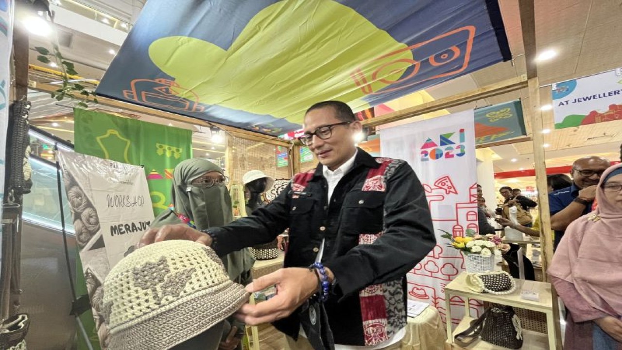 Menteri Pariwisata dan Ekonomi Kreatif Republik Indonesia, Sandiaga Salahuddin Uno mengunjungi Pameran Apresiasi Kreasi Indonesia (AKI) 2023 di Batam, Kepri (ANTARA/Jessica)