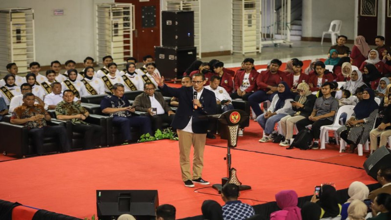 Menparekraf Sandiaga Uno memberikan sambutan saat acara Ngopi Bareng Mas Sandi di Wahana Ekspresi Poesponegoro, Gresik, Jawa Timur, Minggu (30/7/2023). Dalam acara tersebut Sandiaga Uno mengajak para pelaku ekonomi kreatif untuk terus berinovasi serta membangun jejaring guna meningkatkan ekonomi masyarakat dan menciptakan lapangan kerja. ANTARA FOTO/Rizal Hanafi