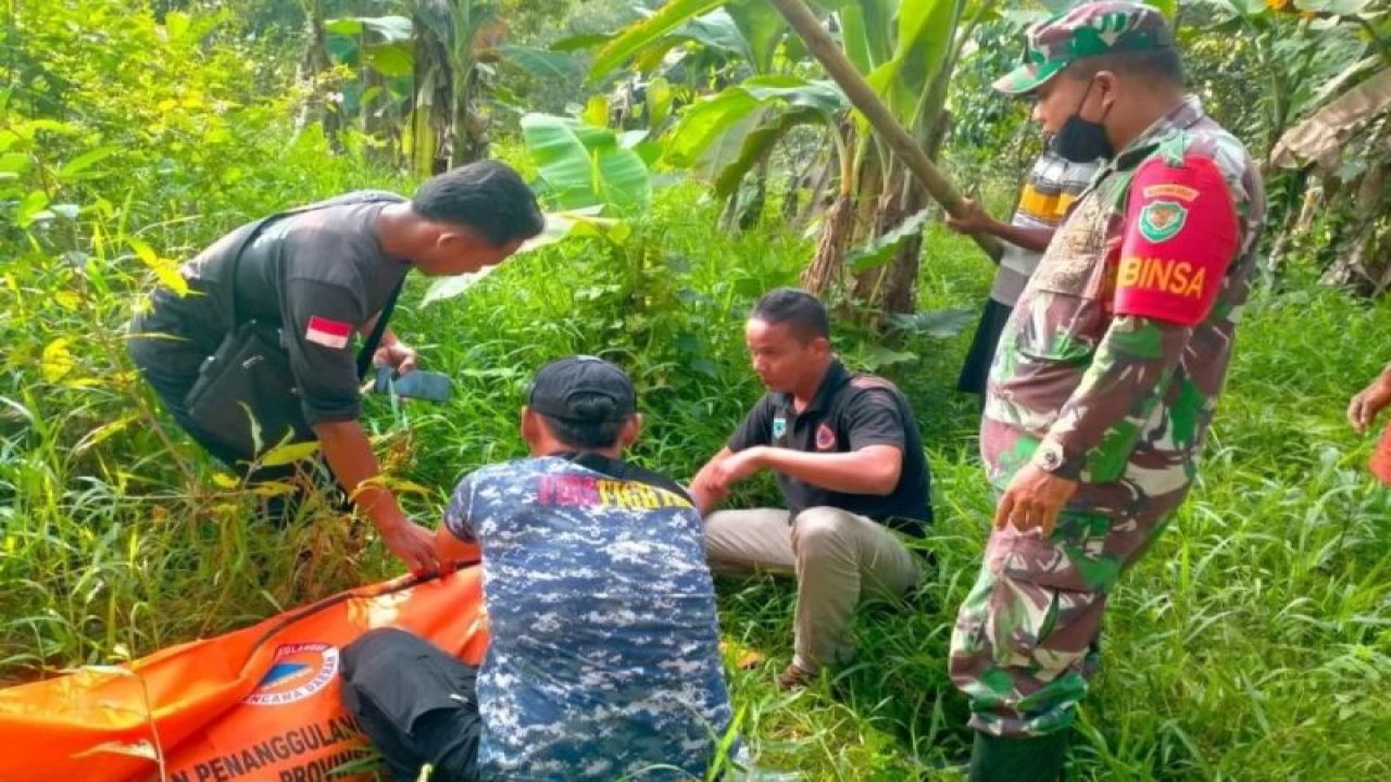 Tim pencarian, pertolongan dan penyelamatan (SAR) gabungan di bantu warga mengevakuasi jasad warga yang diterkam Buaya di Sungai Cilemer Kampung Sindang Rahayu Desa Idaman Kecamatan Patia, Kabupaten Pandeglang, Banten, Senin (17/7/2023). ANTARA/HO-BPBD Pandeglang