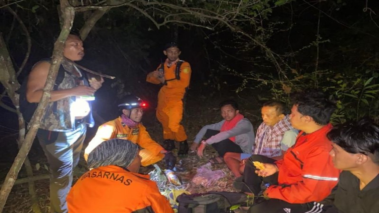 Tim SAR gabungan menyelamatkan empat orang warga tersesat di Alas Purwo, Desa Kalipait, Kecamatan Tegaldlimo, Banyuwangi, Jawa Timur. Senin (31/7/2023) dini hari, ANTARA/HO-Humas Basarnas Banyuwangi