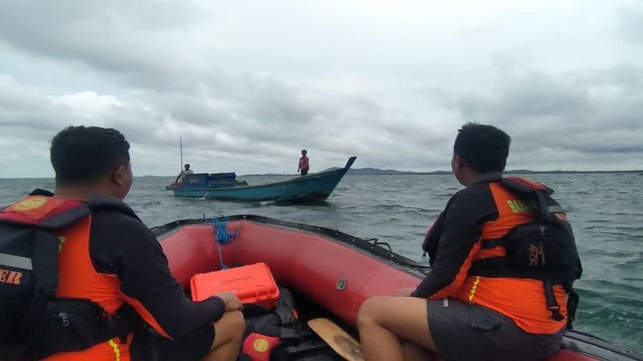 Kantor Pencarian dan Pertolongan (SAR) Tanjungpinang melakukan operasi pencarian dua orang nelayan pria hilang kontak di perairan Desa Malang Rapat, Kabupaten Bintan, Provinsi Kepulauan Riau (Kepri), Kamis (20/7/2023). (ANTARA-HO/Humas SAR Tanjungpinang)