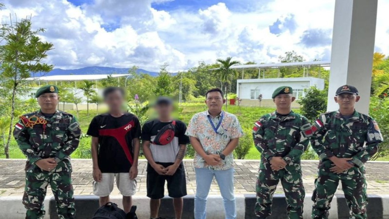 Arsip - Satgas Pamtas Yonarmed 10/Brajamusti menyerahkan dua orang PMI ilegal ke pihak Imigrasi Nanga Badau, untuk penanganan lebih lanjut. ANTARA/HO-Humas Imigrasi Putussibau.