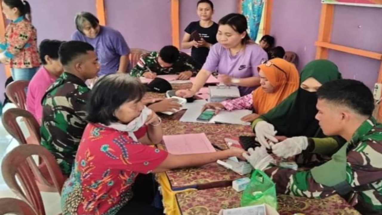 Petugas kesehatan Satgas Pamtas Yonarmed 10/Bradjamusti bersama tenaga kesehatan Puskesmas Puring Kencana melaksanakan posyandu bagi warga lanjut usia (lansia) di Desa Merakai Panjang, Kecamatan Puring Kencana perbatasan Indonesia-Malaysia, wilayah Kapuas Hulu, Kalimantan Barat. ANTARA/HO-Yonarmed 10/Bradjamusti
