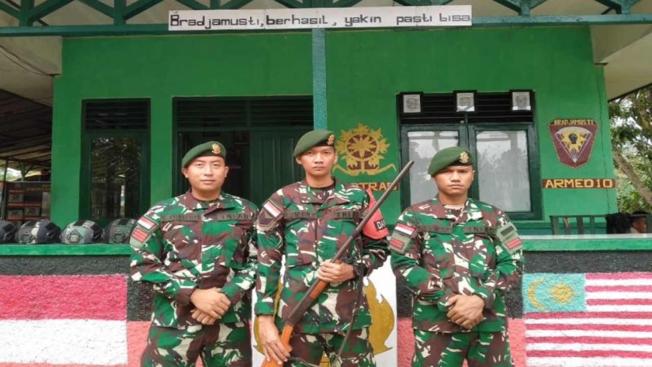 Prajurit Satgas Pamtas Yonarmed 10/Bradjamusti menerima penyerahan senjata api rakitan ilegal dari seorang warga di perbatasan RI-Malaysia, Kecamatan Badau, wilayah Kapuas Hulu, Kalimantan Barat.ANTARA/HO-Yonarmed 10/Bradjamusti. (Teofilusianto Timotius)