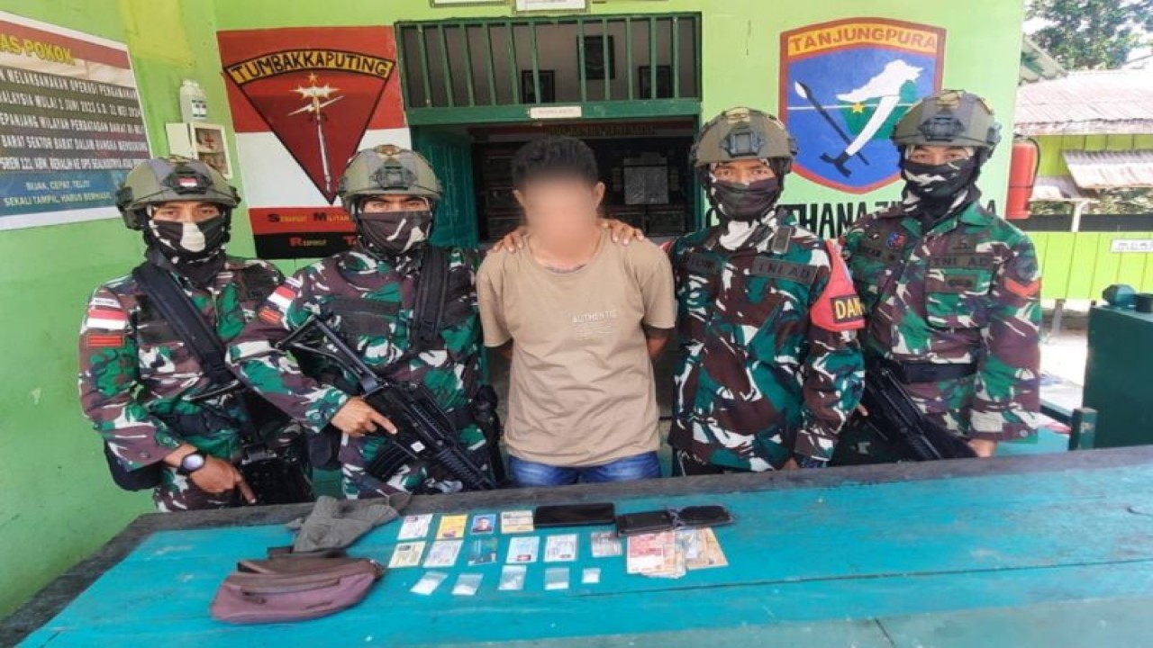 Tersangka A yang diamankan di pos Satgas Pamtas Indonesia-Malaysia karena kedapatan membawa Sabu dari Malaysia yang akan di selundupkan di Indonesia (HO)