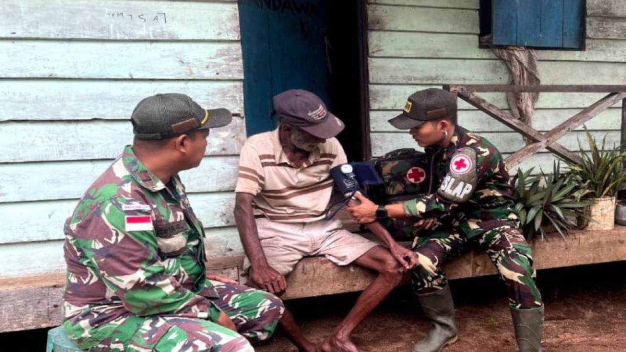 Para prajurit Satgas Pamtas RI-PNG Yonif 511/DY saat melakukan pemeriksaan kepada warga di Kampung Kondo, Distrik Naukenjerai, Kabupaten Merauke, Papua Selatan, Selasa (11/7). (ANTARA/HO- HUMAS Satgas Pamtas RI-PNG Yonif 511)