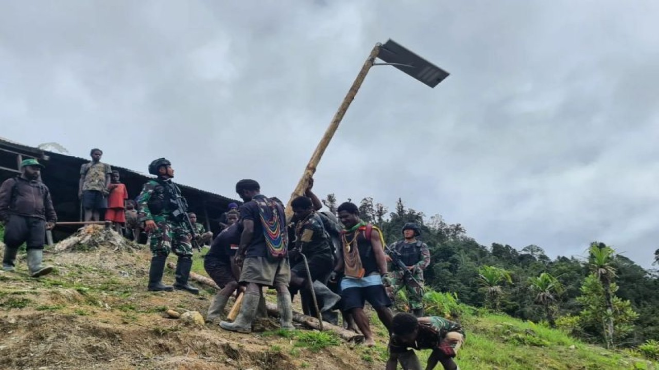 Prajurit Yonif Para Raider 433/JS bersama masyarakat memasang LPJU di Distrik Dal, Kabupaten Nduga, Papua Pegunungan, Minggu (9/7/2023). ANTARA/HO-Satgas Yonif Para Raider 433/JS