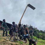 Satgas Raider 433/JS memasang LPJU di Kabupaten Nduga Papua Pegunungan-1688892564