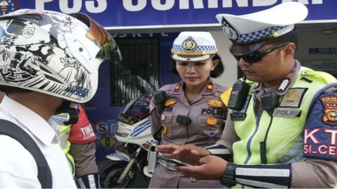 Satlantas Polresta Pekanbaru saat menindak pelanggar lalulintas menggunakan Aplikasi Zapin Tanjak. (ANTARA/HO-Polresta Pekanbaru)