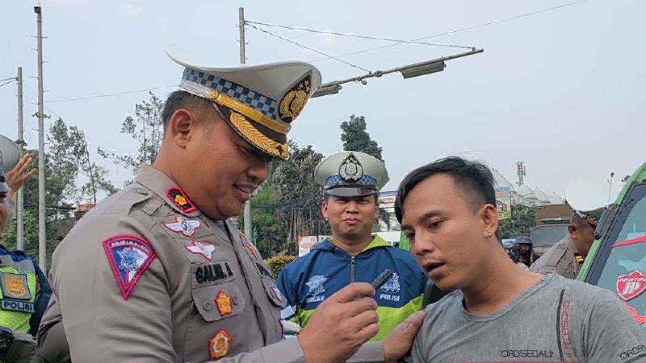 Kasatlantas Polresta Bogor Kota Kompol Galih Apria saat melakukan pengecekan apakah sopir angkot mengonsumsi alkohol atau tidak di Pos Polisi Baranangsiang, Senin (17/7/2023). (ANTARA/Linna Susanti)