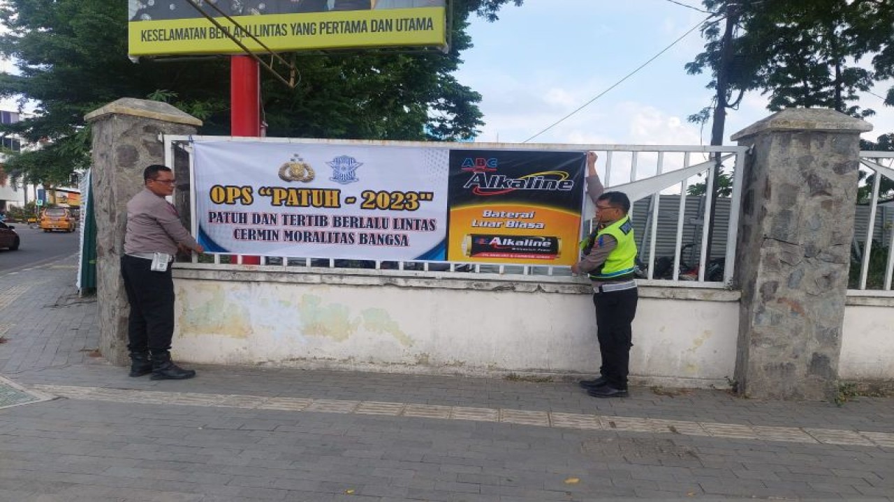 Personel Satlantas Polrestabes Medan melaksanakan sosialisasi Operasi Patuh Toba 2023 di seputaran Lapangan Merdeka. ((ANTARA/HO-Humas Polrestabes Medan).)
