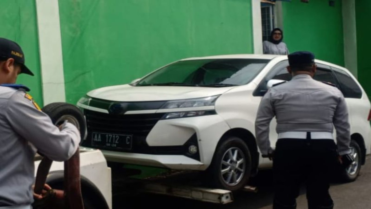 Satuan Pelaksana (Satpel) Sudin Perhubungan Kecamatan Kembangan menertibkan 14 kendaraan yang parkir liar di wilayah Kecamatan Kembangan, Senin (24/7/2023). ANTARA/HO-Sudinhub Jakbar