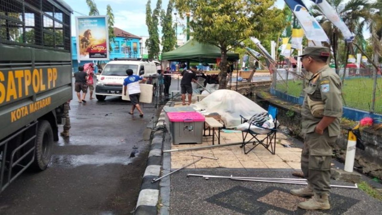 Anggota Satuan Polisi Pamong Praja (Satpol PP) Kota Mataram, Provinsi Nusa Tenggara Barat, melakukan penertiban terhadap pedagang di trotoar depan bekas Bandara Selaparang setelah kegiatan MXGP Lombok. (ANTARA/HO-dokumen pribadi)