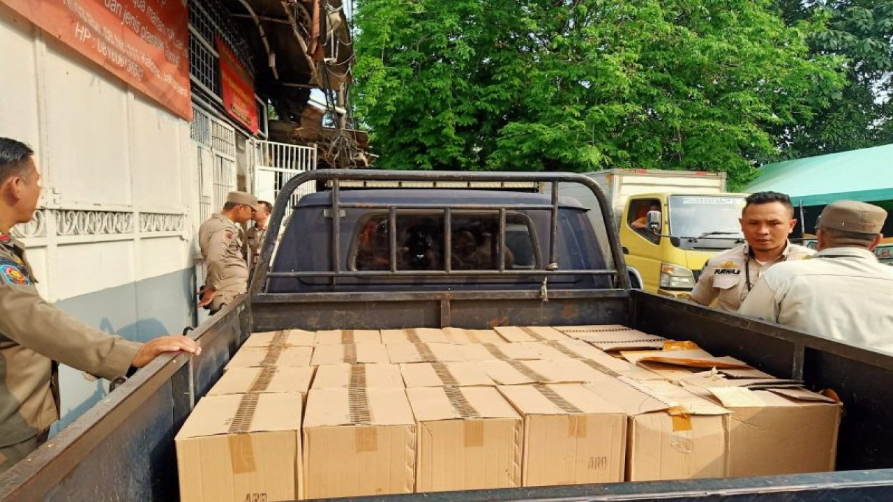 Satpol PP Jakarta Barat menyita ratusan minuman keras beralkohol dari dua warung kelontong di Semanan, Kalideres, Jakarta Barat, Rabu (5/7/2023). ANTARA/HO-Satpol PP Jakbar