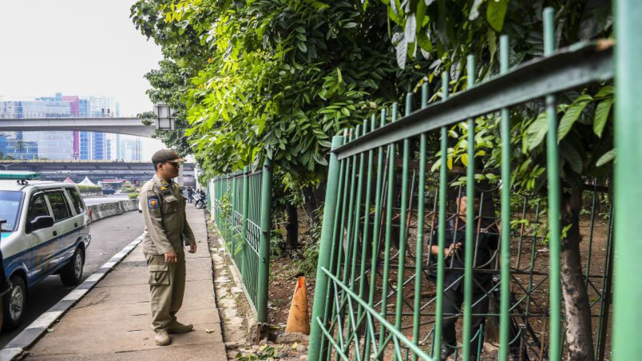 Petugas Satpol PP melakukan patroli di hutan kota di Cawang, Jakarta, Rabu (26/7/2023). Penjabat (Pj) Gubernur DKI Jakarta Heru Budi Hartono mengatakan akan melakukan penertiban di hutan kota tersebut karena diduga menjadi tempat berkumpulnya lesbian, gay, biseksual, dan transgender (LGBT). ANTARA FOTO/Galih Pradipta/nym.