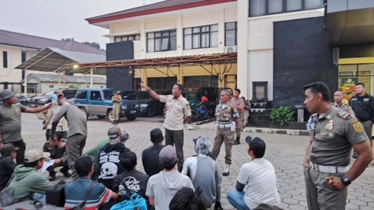 Petugas Satpol PP mengamankan pengamen hingga badut di Cibinong, Kabupaten Bogor, Jawa Barat, Rabu (26/7/2023). (ANTARA/HO-Satpol PP Kabupaten Bogor)
